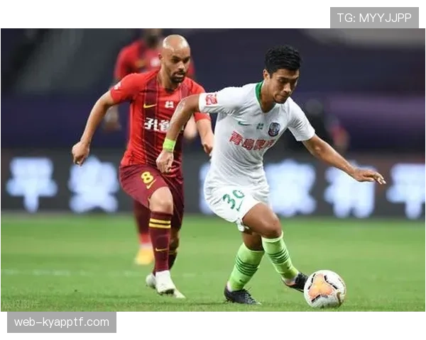 保利尼奥高位逼抢效率提升，如何通过主动压迫撕开对手防线？